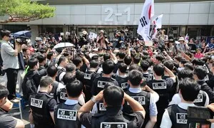 체육단체, 사무실 진입 결국 실패…출입 막은 시위대 수사 착수