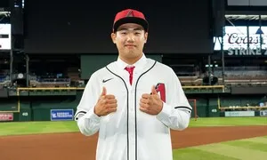 ‘투타 겸업’ 덕수고 엄준상 애리조나 입단…계약금 150만달러