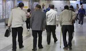 서울시, 지하철 무임승차 70살로 상향 추진…노인 버스비 지원도 검토