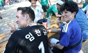 월드컵 응원장에 두산·LG 야구 유니폼?…멕시코서 만난 K-스포츠