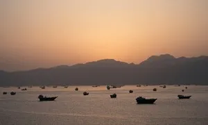 흔들리는 미-이란 휴전…호르무즈서 상선 또 피격 ‘보복 공격’ 이어지나