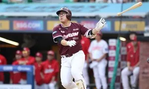 ‘하영민 호투·안치홍 결승포'…키움, NC 꺾고 10연패 탈출