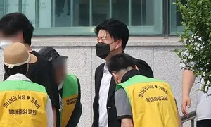 ‘뺑소니’ 김호중 출소…팬들은 “아들아! 사랑한다!”