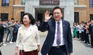 김영환, ‘뇌물 혐의’ 공수처 압수수색에 “정치보복…경찰서 무혐의” 반발