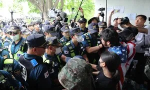 경찰 폭행 ‘개표소 시위대’ 2명 구속영장 기각…“도주 염려 없어”