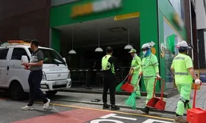 주차관리인 후진주차하다 샌드위치 가게로 돌진…5명 부상