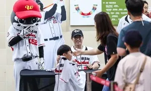 프로야구 첫 시민구단 울산 웨일즈, 홈 관중 5만명 돌파