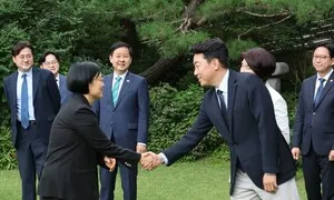 [속보] 강훈식 “반도체 추가 세수로 미래대응기금 신설 추진”