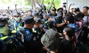경찰 폭행한 개표소 시위대, 줄줄이 송치