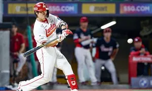 최정, 11시즌 연속 20홈런 대기록…“후련하다, 600홈런 목표”