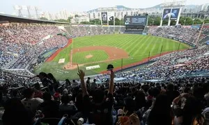 오락가락 장마도 못 막았다…프로야구, 역대 최소 경기 800만 관중 돌파