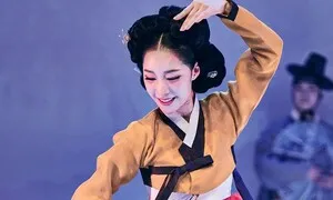 한국 춤으로 되살아난 혜원 신윤복의 ‘미인도’