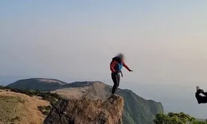 백록담 물 먹고, 낭떠러지 서서 인증샷…한라산 특별 단속 실시