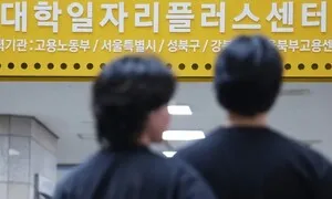 빚이 독촉한 취업…부채 있는 청년들, 취약한 일자리 내몰려
