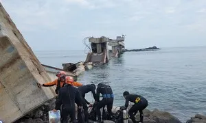 포항 바다 위 인도교 ‘와르르’…17명 한때 고립됐다 구조