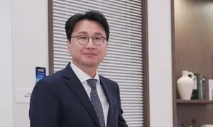 신뢰 쌓인 ‘20년 직원’ 아들로 입양해 승계…지분도 나눈 세라젬 창업주