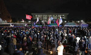 ‘서울의 밤’ 6시간 전후 결정적인 순간들…저돌적 대통령·우왕좌왕 계엄군에 맞선 시민과 야당