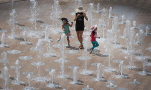 분수 물길 사이로 ‘모녀 헌트릭스’