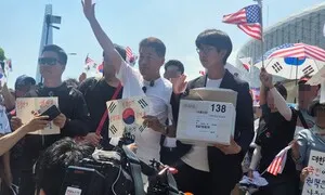 “너 대진연이지?” 과격해지는 개표소 봉쇄 시위…전한길 “분실 투표용지 상자 확보” 주장