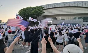 “부정선거 재선거” 무한반복…대형 성조기 흔들며 “사전투표 폐지해야”