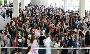 BTS 부산 공연 첫날 1시간 넘게 지연…하이브 “불편 끼쳐 사과”