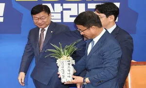 국회 법사위원장 놓고 민주 “못 줘” 국힘 “내 놔”