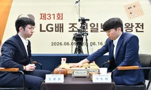 신민준, 왕싱하오에 극적인 반집승…엘지배 사상 첫 2연패 성큼