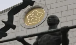 특권의식이 망가뜨린 선거관리위원회 [강준만 칼럼]
