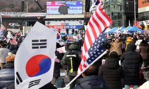 [단독]성조기 두르고 대선 투표 참관…법원 “특정 이념 상징으로 위법”