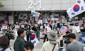 잠실 개표소 시위 현장에서 흉기 자해…경찰이 제압 뒤 병원 이송