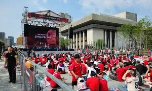 멕시코 시민 “우리도 환영 받는 느낌”…축구팬 한데 어우러진 광화문 광장