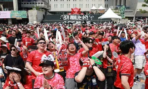 “아!” 탄식 뒤 멕시코 팬 향해 엄지 척…‘세계인의 축제’ 만끽한 광화문
