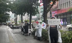 잠실 떠나 홍대로 옮긴 2030···‘부정선거’ 선 긋고 “재선거”