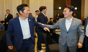 대통령 겨눈 유시민 ‘재건축론’…전대 앞둔 여당 파장