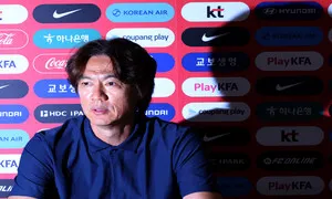[포토] 홍명보 감독, 귀국 전 결국 사퇴