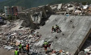 지진 닷새째, 10대 소년·아버지 극적 생환…“절체절명의 시간”