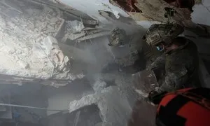 지진 닷새째 절박한 수색…1450명 사망, 구호 기다리는 어린이 68만명