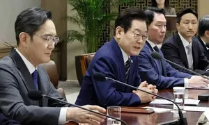 Korean government to work with Samsung, SK to pour 2 quadrillion won into 3 ‘megaprojects’
