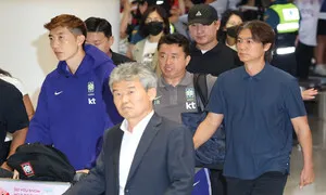 “홍명보 꺼져” “협회 해산” 홍 감독과 협회를 향한 분노로 새벽, 공항이 들썩였다