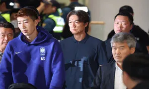 [포토] 굳은 표정으로 입국하는 축구 국가대표팀