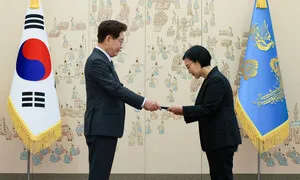 이 대통령, 한성숙 국무총리에 임명장 수여