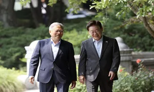 이 대통령, 문 전 대통령과 오찬서 “내부단합·외연확장 조화롭게”