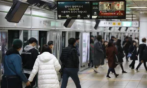 70살부터 서울지하철 무임 추진에…“지하철 택배 못하겠네요”