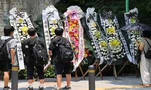 “역사 망각한 배재고”, “얘들아, 기죽지 마!” 학교 앞 ‘근조 vs 응원’ 화환