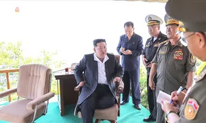 김정은, 구축함 ‘강건호’ 무기시험 참관 “2개월 내 취역…단계별 과업”