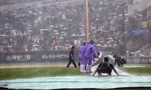 비와 함께 찾아온 습한 더위…전국 체감온도 32도 안팎