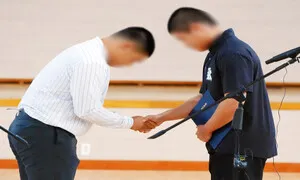 광주일고·배재고 학생 선수들, 손잡고 5·18국립묘지서 머리 숙였다