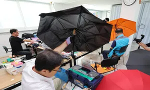 [포토] 비 자주 오는 장마철, 고장 난 우산 고쳐 쓰세요