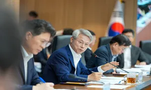 민형배 첫 간부회의 생중계…“2030년 반도체 양산 목표, 속도전에 또 속도전”