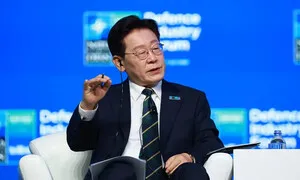 Lee uses NATO summit to discuss shipbuilding with Trump, N. Korean POWS with Zelenskyy